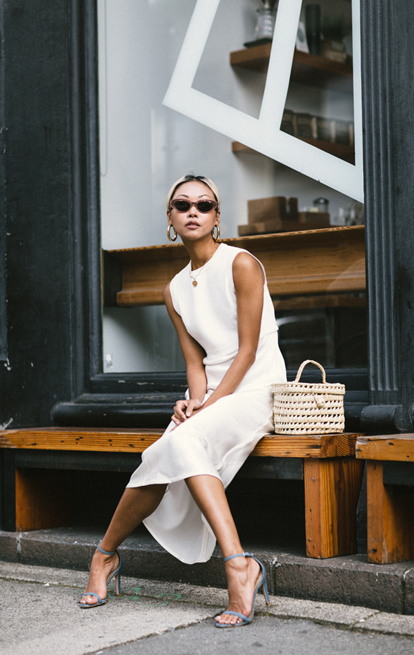  Đối với các bạn gái khu vực phía Nam thì các kiểu váy trắng, váy sát nách là trang phục mang lại sự thoải mái ở mùa này.