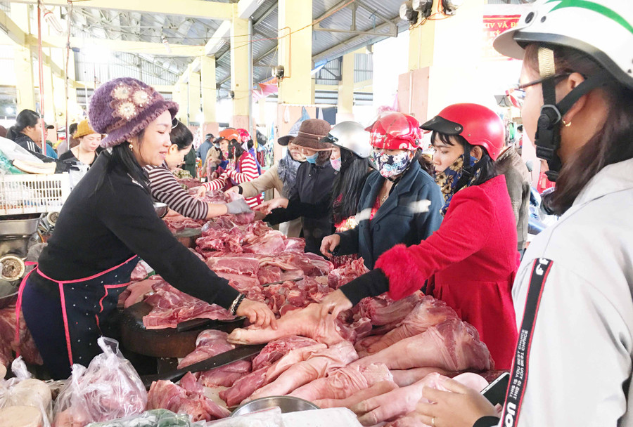 Thịt là mặt hàng có sức tiêu thụ mạnh nhất trong ngày 30 Tết, nhưng giá chỉ nhích nhẹ. Ảnh: Vũ Thảo