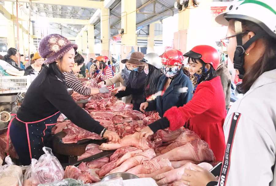 Thịt là mặt hàng có sức tiêu thụ mạnh nhất trong ngày 30 Tết, nhưng giá chỉ nhích nhẹ. Ảnh: Vũ Thảo