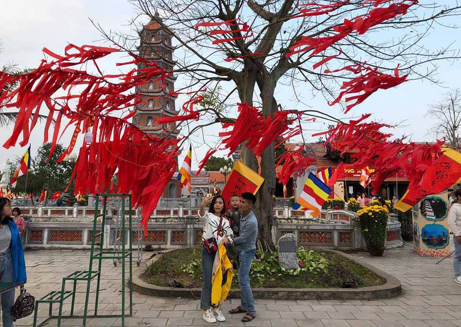 Du khách lưu giữ hình ản với nhiều cảnh đẹp của chùa. Ảnh: Thủy Bình