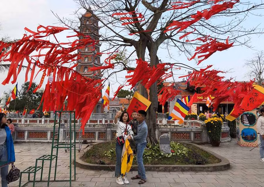 Du khách lưu giữ hình ản với nhiều cảnh đẹp của chùa. Ảnh: Thủy Bình