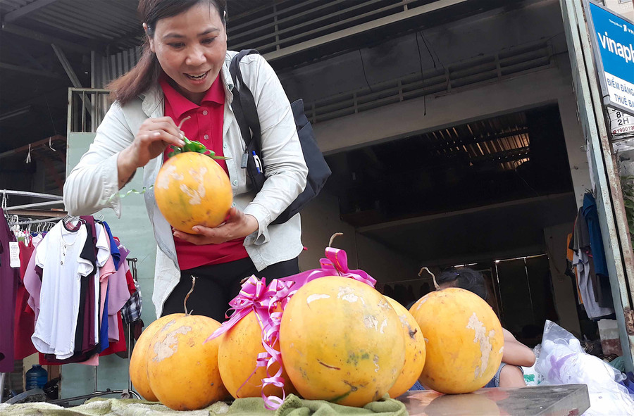 Dưa hấu ruột đỏ vỏ vàng khá hút khách ở chợ huyện. Ảnh: Hồng Thi