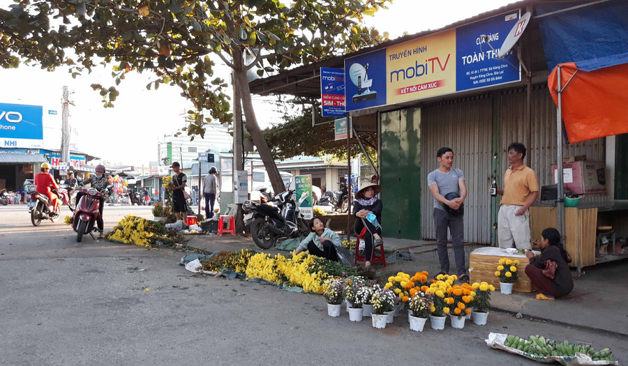 Nhiều người bán cố gắng nán lại chợ để bán những món hàng cuối cùng. Ảnh: Hồng Thi