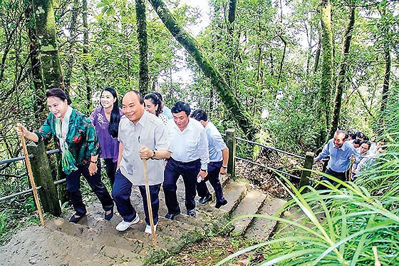 Chủ tịch Quốc hội Nguyễn Thị Kim Ngân, Thủ tướng Nguyễn Xuân Phúc cùng đoàn lãnh đạo Trung ương một lần lên thăm đền thờ Bác trên đỉnh Vua núi Ba Vì. 