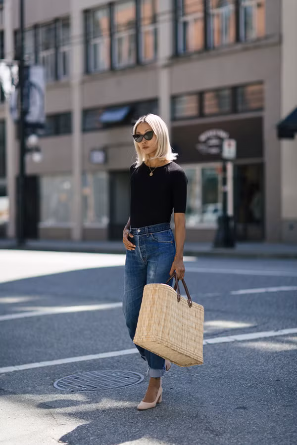 Các kiểu áo len, áo cardigan mỏng vẫn còn hữu dụng khi tiết trời chưa quá oi nồng. Khi được phối cùng jeans, các kiểu áo ôm sẽ mang lại hình ảnh trẻ trung, hiện đại cho người mặc.