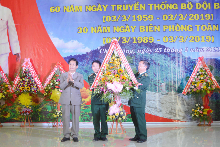 Bí thư Huyện ủy Chư Prông tặng hoa chúc mừng các đơn vị nhân ngày truyền thống. Ảnh: Anh Huy