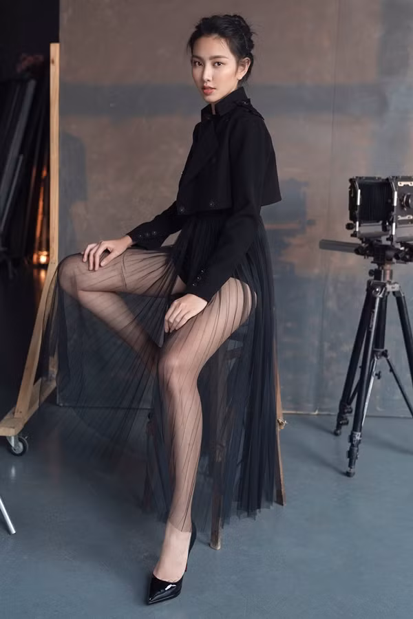  Thùy Tiên diện cây đen, tôn lên đôi chân thon dài.