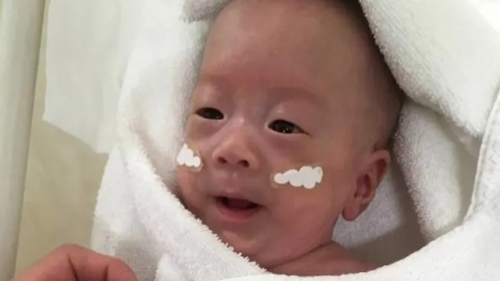 Bé trai Nhật hiện nặng hơn 3,2 kg và đã xuất viện. Ảnh: Keio University School of Medicine. Bé trai Nhật hiện nặng hơn 3,2 kg và đã xuất viện. Ảnh: Keio University School of Medicine.