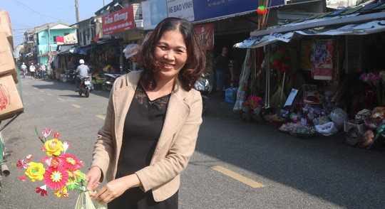 Niềm vui của một vị khách sau khi mua hoa giấy Thanh Tiên Niềm vui của một vị khách sau khi mua hoa giấy Thanh Tiên