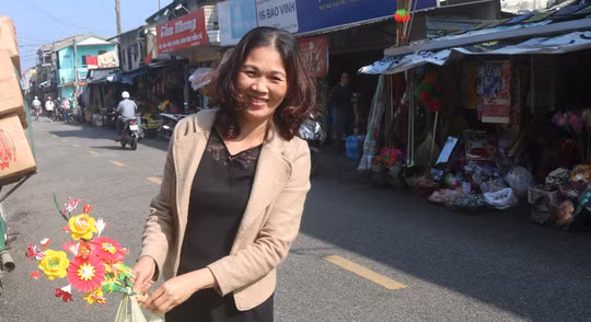 Niềm vui của một vị khách sau khi mua hoa giấy Thanh Tiên