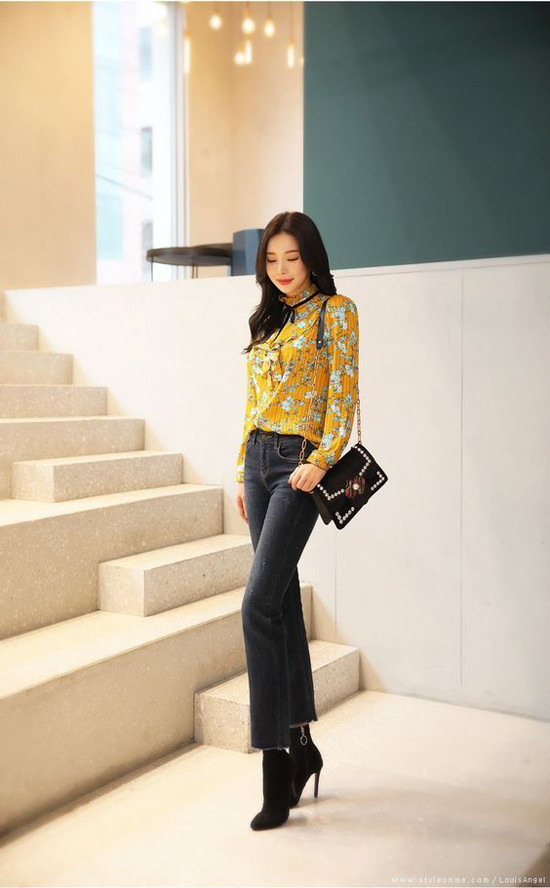 Khi không có quá nhiều thời gian để chọn lựa và phối đồ hợp ý khi đi làm, cách đơn giản nhất là chọn ngay một chiếc quần jeans tôn dáng và áo blouse tông màu sáng.