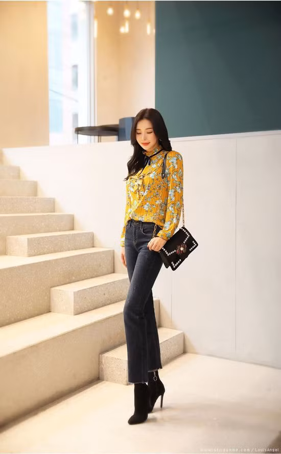 Khi không có quá nhiều thời gian để chọn lựa và phối đồ hợp ý khi đi làm, cách đơn giản nhất là chọn ngay một chiếc quần jeans tôn dáng và áo blouse tông màu sáng.