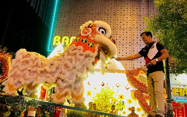  Người xem tặng quà tiền, con lân múa theo nhịp trống và từ từ tiến lại ngậm 