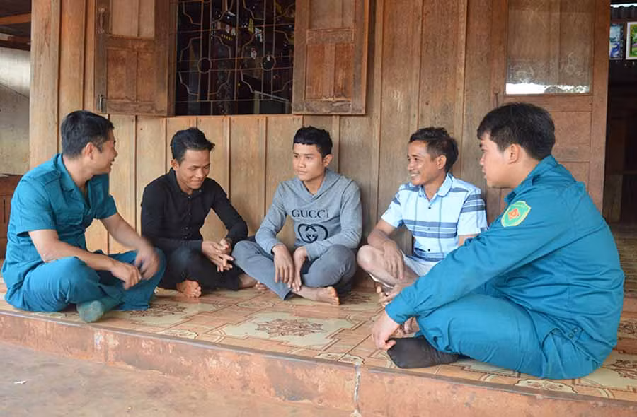  Động viên thanh niên yên tâm lên đường thực hiện nghĩa vụ quân sự. Ảnh: P.D