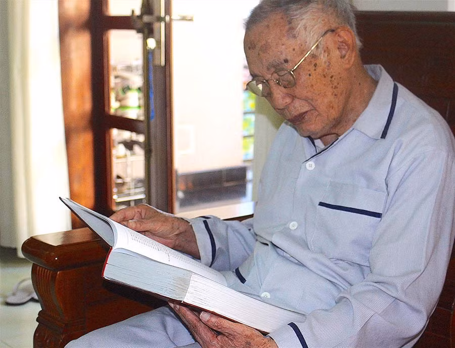 Ông Ngô Thành xem lại những dòng chữ viết về ông Ksor Ní trong cuốn Lịch sử Đảng bộ tỉnh Gia Lai. Ảnh: Hồng Thi