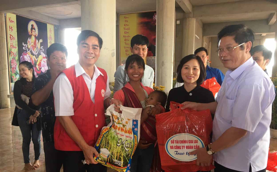 Lãnh đạo Sở Tài chính, Hội Chữ thập đỏ tỉnh tặng quà cho đồng bào nghèo. Ảnh: Hồng Ngọc 	Lãnh đạo Sở Tài chính, Hội Chữ thập đỏ tỉnh tặng quà cho đồng bào nghèo. Ảnh: Hồng Ngọc
