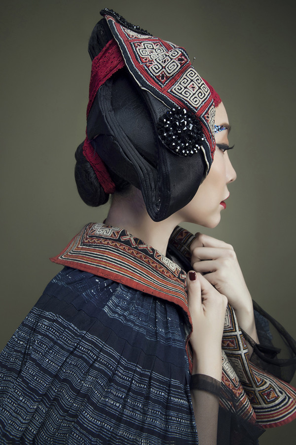 Không chỉ chăm chút cho từng họa tiết trên áo, phụ kiện cài tóc của Linh Nga cũng được nhà thiết kế chuẩn bị cầu kỳ. Anh dùng chính những tấm thổ cẩm để tạo kiểu mũ, khăn ấn tượng. Không chỉ chăm chút cho từng họa tiết trên áo, phụ kiện cài tóc của Linh Nga cũng được nhà thiết kế chuẩn bị cầu kỳ. Anh dùng chính những tấm thổ cẩm để tạo kiểu mũ, khăn ấn tượng.
