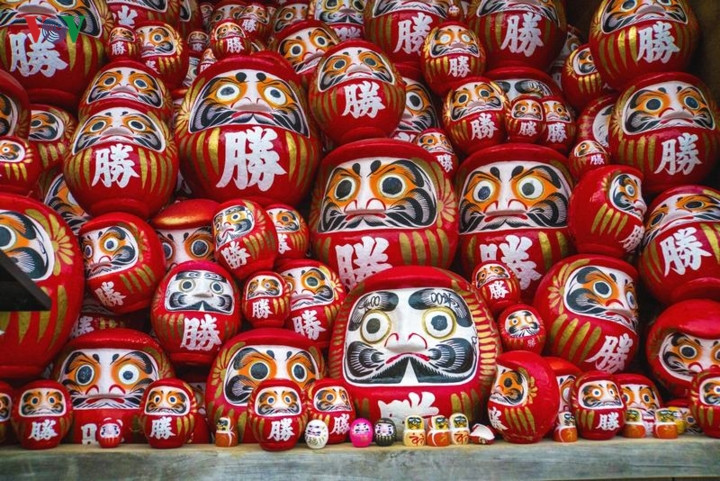 Daruma là loại búp bê lật đật đặc trưng của Nhật Bản với thân hình tròn, gương mặt mạnh mẽ kiên định, thậm chí hơi dữ tợn. Búp bê được làm bằng kỹ thuật bồi giấy truyền thống với những màu sắc sặc sỡ, mang ý nghĩa khác nhau: màu đỏ may mắn, màu tím sức khỏe, màu vàng thịnh vượng,…
