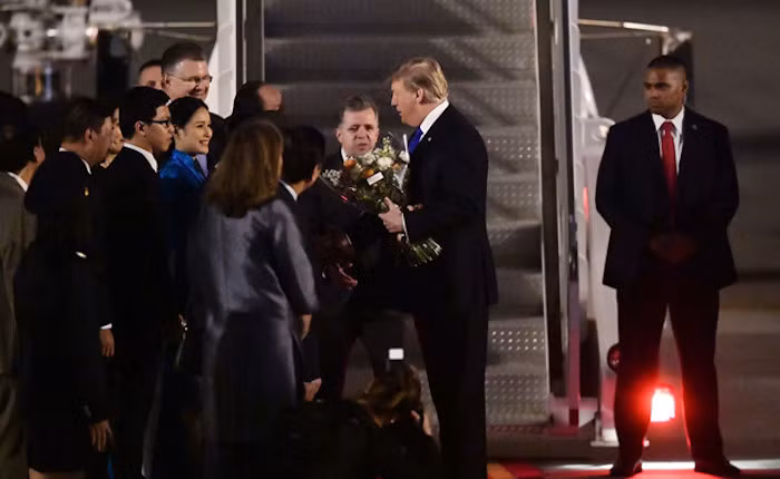 Tại đây, một nữ sinh duyên dáng trong bộ áo dài màu xanh, tóc dài, tươi cười cầm bó hoa tặng Tổng thống Mỹ Donald Trump. Tại đây, một nữ sinh duyên dáng trong bộ áo dài màu xanh, tóc dài, tươi cười cầm bó hoa tặng Tổng thống Mỹ Donald Trump.