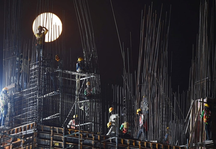 Tháng 2/2017, trăng tuyết xuất hiện cùng lúc với nguyệt thực và sao chổi tạo nên một đêm trăng đáng nhớ với nhiều người yêu thiên văn. Ảnh: Các công nhân vẫn đang hăng say làm việc dưới ánh trăng trên công trình xây dựng ở Kolkata, Ấn Độ. 