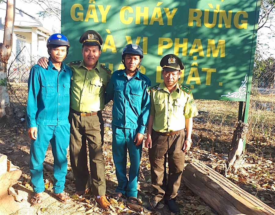 Lực lượng kiểm lâm địa bàn phối hợp với các xã, thị trấn trực PCCCR 24/24 tại các khu vực trọng điểm cháy. Ảnh: Hồng Thi