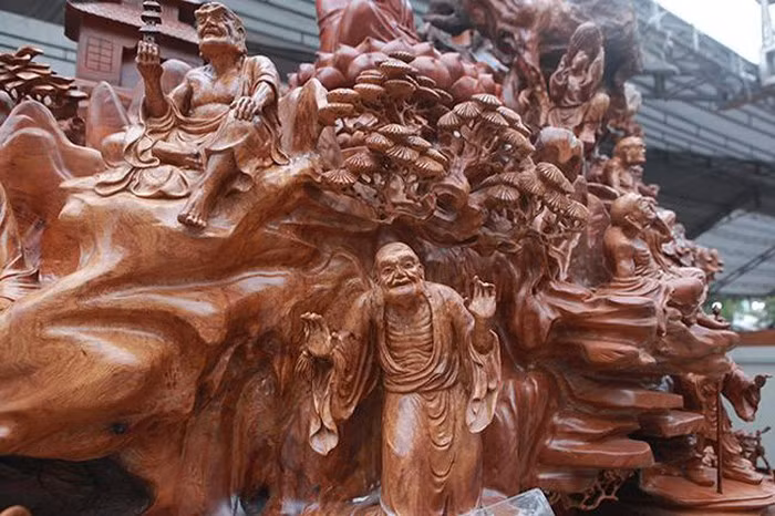 Toàn bộ gốc gỗ nu hương được đánh bóng, chạm khắc 18 vị La Hán rất tinh xảo. Toàn bộ gốc gỗ nu hương được đánh bóng, chạm khắc 18 vị La Hán rất tinh xảo.