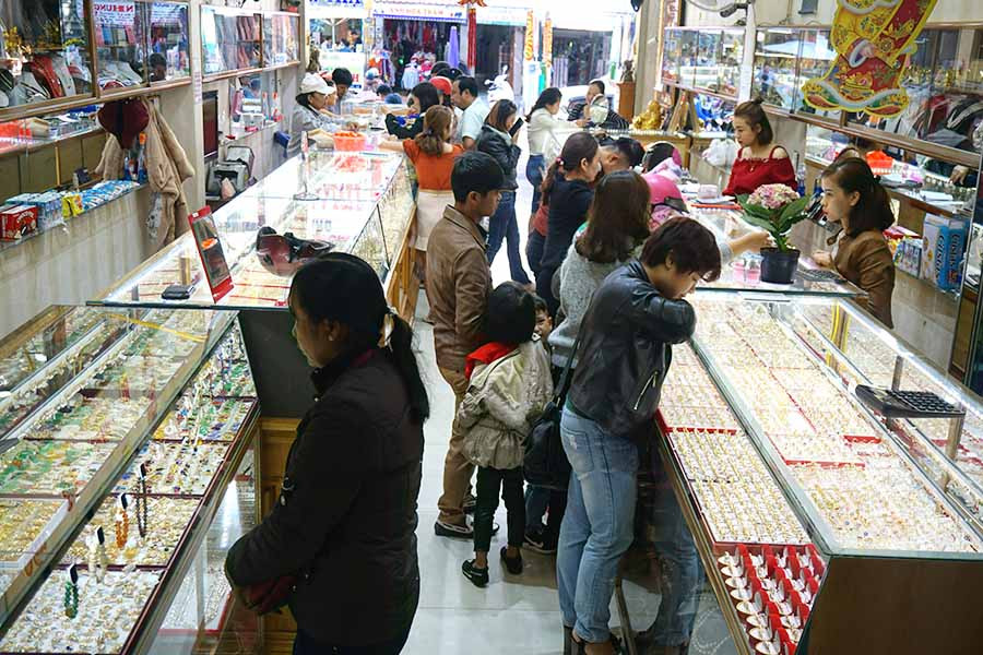 Từ sáng sớm ngày 14-2, tiệm vàng Ngọc Diệp đã rất đông khách hàng. Ảnh: H.D Sáng sớm, Tiệm vàng Ngọc Diệp đã rất đông. Ảnh: H.D