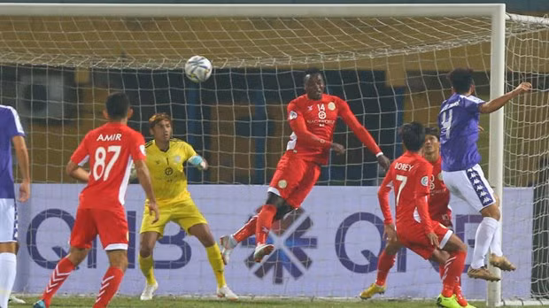 Hà Nội FC áp đảo hoàn toàn trước Nagaworld (áo đỏ). (Nguồn: AFC)