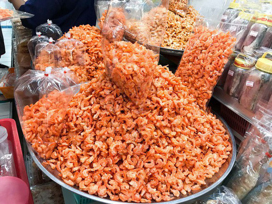 Một quầy háng bán tôm khô  Một quầy háng bán tôm khô