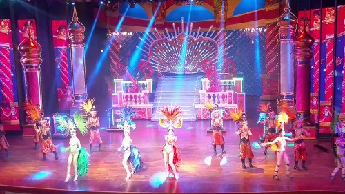  Alcazar show là một trong những chương trình giải trí góp phần mang lại sự nổi tiếng cho thành phố biển Pattaya. Đặc điểm nổi bật của Alcazar show là 100% người đẹp là những người chuyển đổi giới tính và diễn viên chỉ hát nhép theo máy khi thể hiện ca khúc. Chương trình kết hợp giữa hiệu ứng ánh sáng, âm thanh cũng như trang phục rất công phu của những diễn viên chuyển đổi giới tính. Sau mỗi buổi diễn, du khách có thể chụp những bức ảnh lưu niệm với các diễn viên này với mức giá 40-100 baht cho một khách.