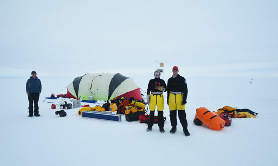 Cô Madi Rosevear (giữa) đứng cạnh hai đồng nhiệp ở trạm nghiên cứu trên sông băng Totten tại Nam Cực. Ảnh: AUSTRALIAN ANTARCTIC DIVISION Cô Madi Rosevear (giữa) đứng cạnh hai đồng nhiệp ở trạm nghiên cứu trên sông băng Totten tại Nam Cực. Ảnh: AUSTRALIAN ANTARCTIC DIVISION