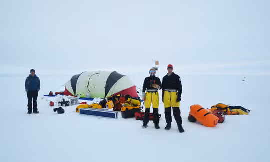Cô Madi Rosevear (giữa) đứng cạnh hai đồng nhiệp ở trạm nghiên cứu trên sông băng Totten tại Nam Cực. Ảnh: AUSTRALIAN ANTARCTIC DIVISION Cô Madi Rosevear (giữa) đứng cạnh hai đồng nhiệp ở trạm nghiên cứu trên sông băng Totten tại Nam Cực. Ảnh: AUSTRALIAN ANTARCTIC DIVISION
