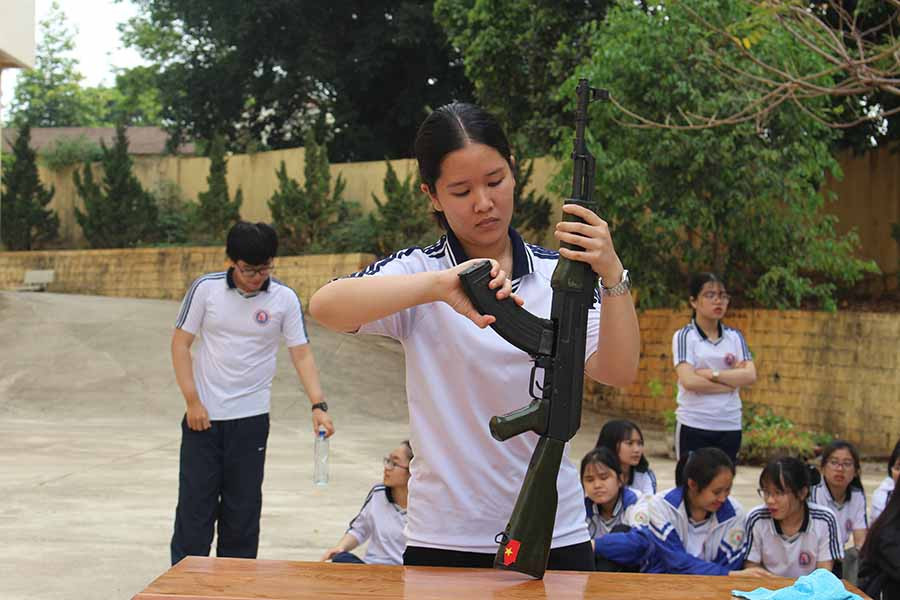  Vận động viên Trường THPT chuyên Hùng Vương thi nội dung tháo lắp súng AK. Ảnh: N.G
