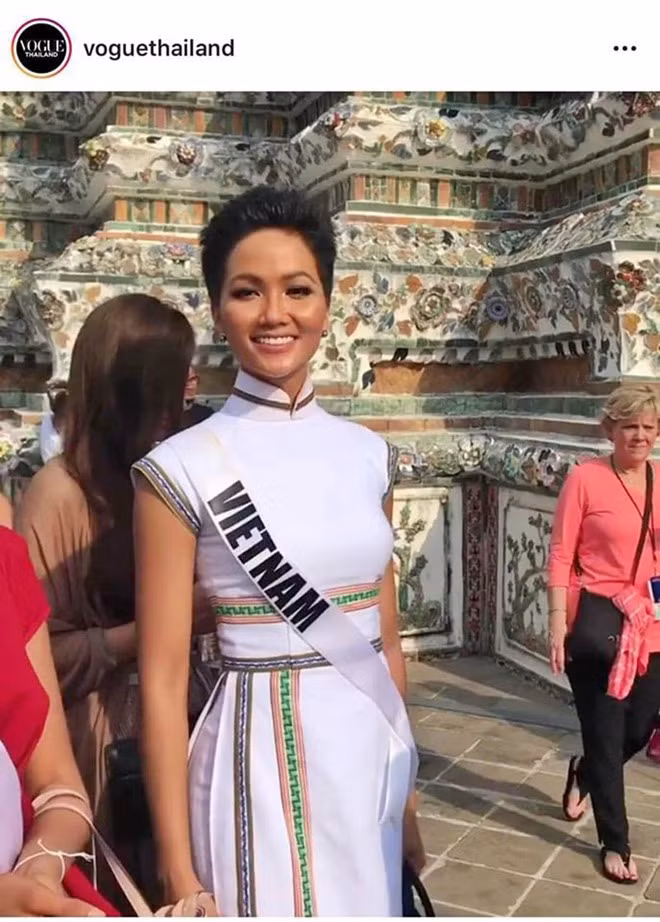 H'Hen Niê mặc áo dài cách tân gây chú ý ở Thái Lan.