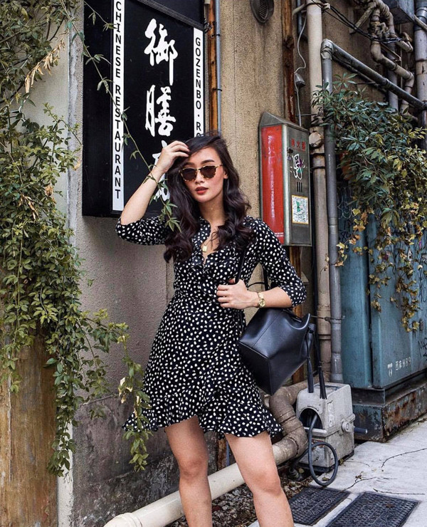 Đầm bèo nhún, đầm vạt xéo xinh xắn ở mùa này được xây dựng trên các chất liệu cotton lụa, chiffon, lụa nhân tạo mang lại sự thoáng mát cho người mặc. 