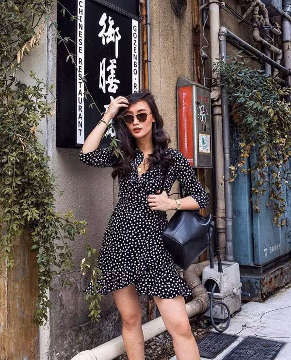 Đầm bèo nhún, đầm vạt xéo xinh xắn ở mùa này được xây dựng trên các chất liệu cotton lụa, chiffon, lụa nhân tạo mang lại sự thoáng mát cho người mặc. 