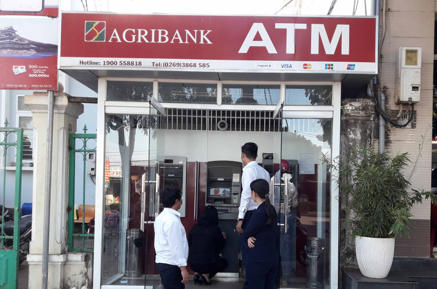 Tiếp quỹ ATM ngày mùng 2 Tết Nguyên đán 2019. Ảnh: Sơn Ca