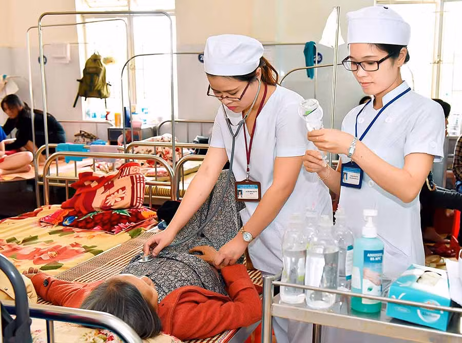  Tập trung toàn lực cứu sống bệnh nhân là lương tâm, trách nhiệm của các y-bác sĩ. Ảnh: Đ.T