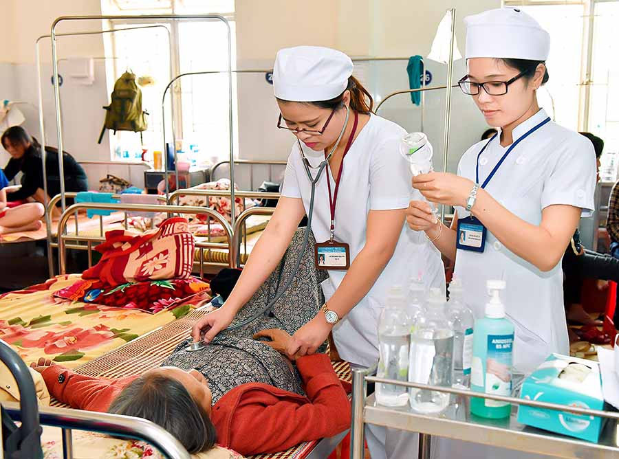  Tập trung toàn lực cứu sống bệnh nhân là lương tâm, trách nhiệm của các y-bác sĩ. Ảnh: Đ.T