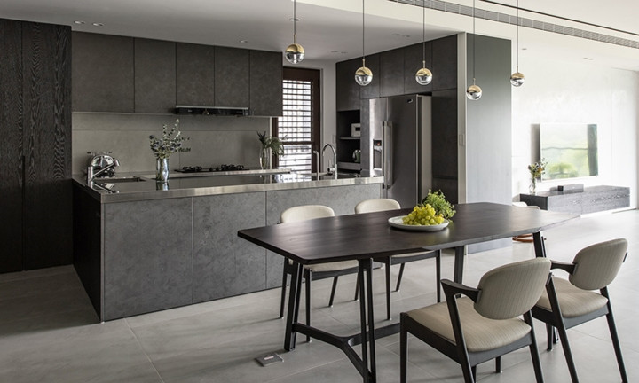 Tủ bếp màu xám dễ dàng phối hợp với nội thất khác.  Tủ bếp màu xám dễ dàng phối hợp với nội thất khác.