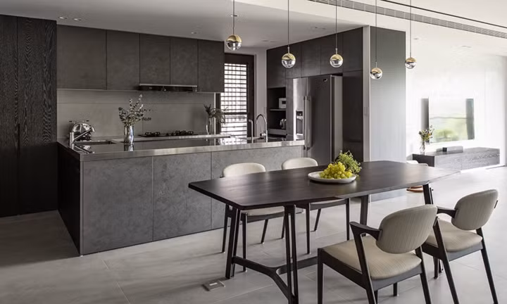  Tủ bếp màu xám dễ dàng phối hợp với nội thất khác.