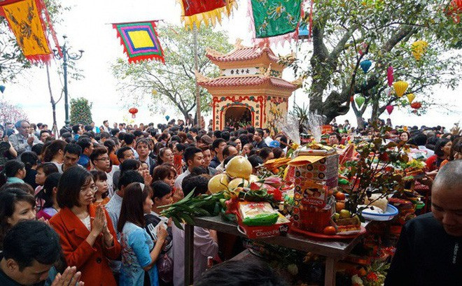 Phủ Tây Hồ thu hút rất đông du khách mỗi dịp lễ. Phủ Tây Hồ thu hút rất đông du khách mỗi dịp lễ.