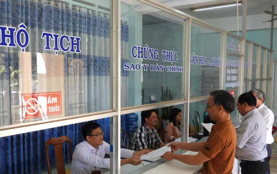 Người dân đến giải quyết thủ tục hành chính tại Phường Ia Kring. Ảnh:Thanh Nhật 