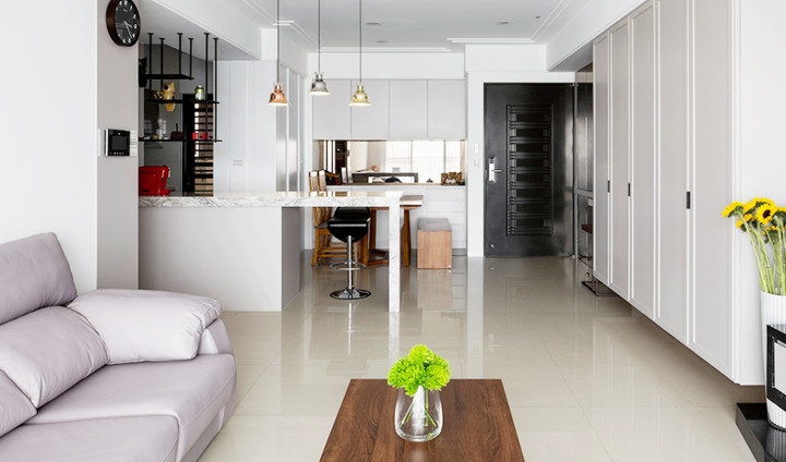 Phòng khách rộng rãi với màu xám trắng. Với màu sắc này bạn có thể cảm nhận được ánh sáng dịu nhẹ từ cửa sổ chiếu vào sàn lớn và phù hợp với ghế sofa da hình chữ L màu be. Phòng khách rộng rãi với màu xám trắng. Với màu sắc này bạn có thể cảm nhận được ánh sáng dịu nhẹ từ cửa sổ chiếu vào sàn lớn và phù hợp với ghế sofa da hình chữ L màu be.