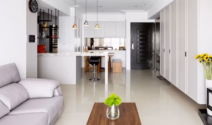 Phòng khách rộng rãi với màu xám trắng. Với màu sắc này bạn có thể cảm nhận được ánh sáng dịu nhẹ từ cửa sổ chiếu vào sàn lớn và phù hợp với ghế sofa da hình chữ L màu be.