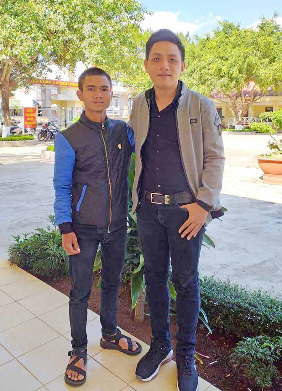  Anh Lê Huỳnh Huy Hoàng và anh Y Ê Gơn sẵn sàng lên đường nhập ngũ. Ảnh: A.H