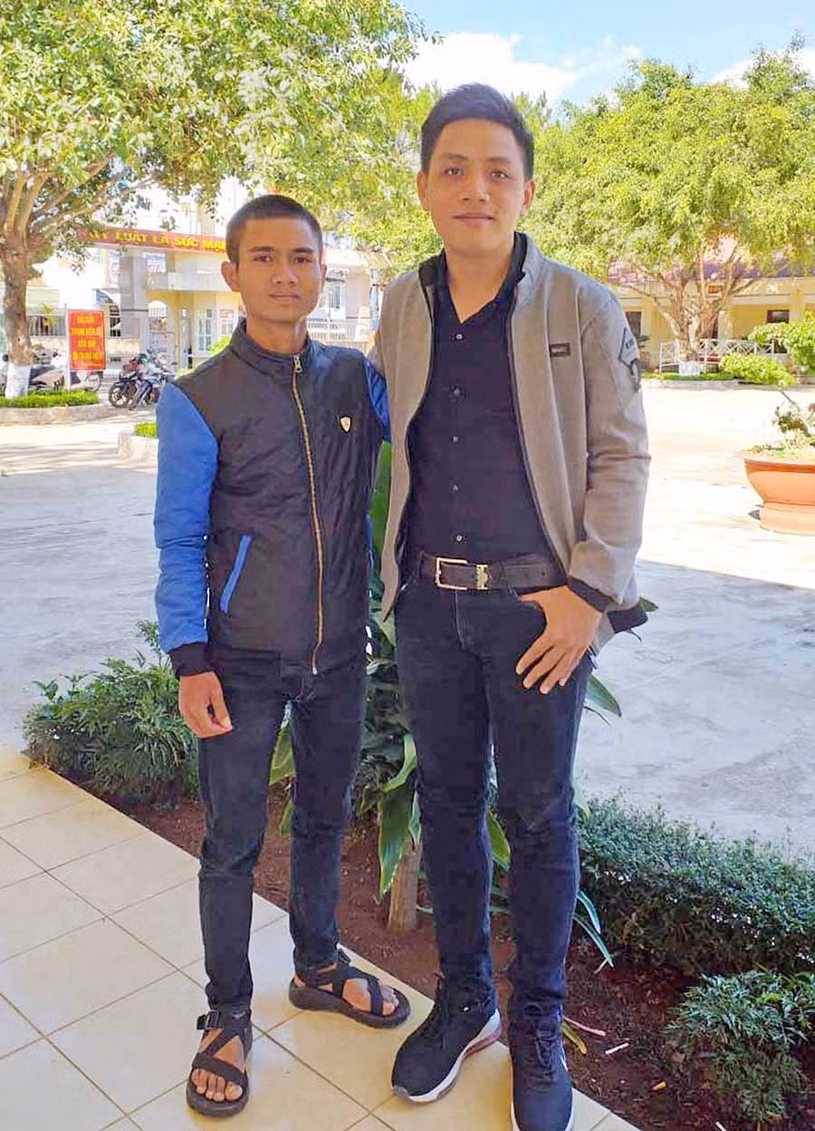  Anh Lê Huỳnh Huy Hoàng và anh Y Ê Gơn sẵn sàng lên đường nhập ngũ. Ảnh: A.H