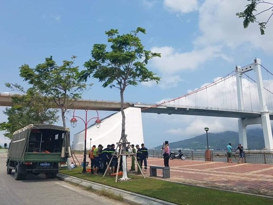 Cơ quan Cảnh sát điều tra đưa nghi can đến thực nghiệm hiện trường, phục vụ công tác điều tra Cơ quan Cảnh sát điều tra đưa nghi can đến thực nghiệm hiện trường, phục vụ công tác điều tra