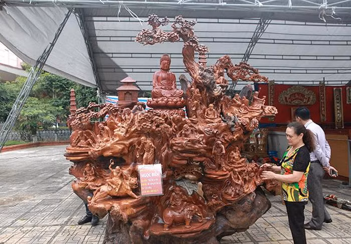 Đầu tiên là tác phẩm có tên Thập Bát La Hán, anh Trần Ngọc Biển (Thái Nguyên), chủ nhân của ba tác phẩm cho biết, 80% tác phẩm này được làm từ một gốc cây nu hương đỏ Gia Lai, rất quý hiếm. Hiện, tác phẩm được chào bán với giá 1,2 tỷ đồng. Đầu tiên là tác phẩm có tên Thập Bát La Hán, anh Trần Ngọc Biển (Thái Nguyên), chủ nhân của ba tác phẩm cho biết, 80% tác phẩm này được làm từ một gốc cây nu hương đỏ Gia Lai, rất quý hiếm. Hiện, tác phẩm được chào bán với giá 1,2 tỷ đồng.