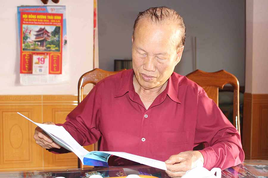 Ở tuổi 75, ông Phạm Minh Cử vẫn nhiệt tâm với công tác khuyến học của hội đồng hương Hải Dương tại Đak Đoa. Ảnh: N.G